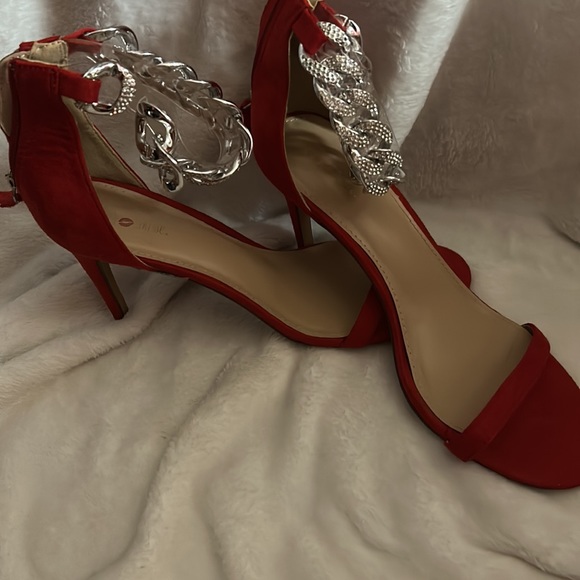 Red heels with silver chain - Picture 2 of 2